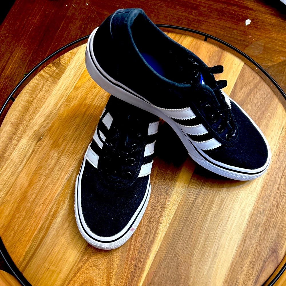 Adidas men’s size 7.5 women’s size 8.5 skate shoe